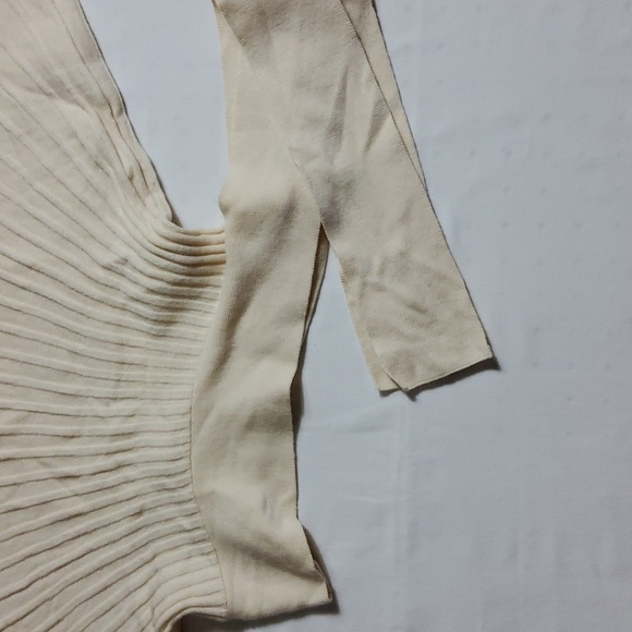 Club Monaco Cream Shrug with Accordion Pleats top Size S 100% Wool - Picture 3 of 8